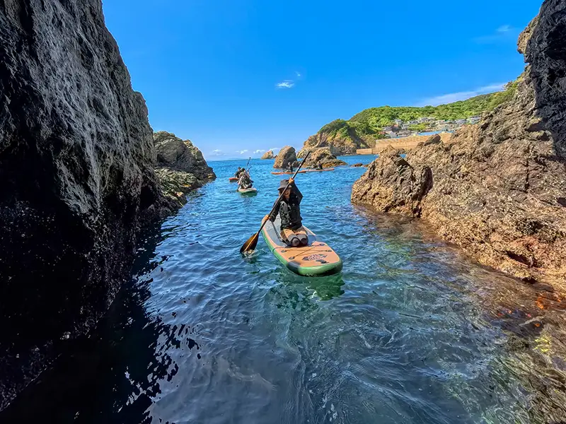 「青の洞窟/緑の洞窟」へ。ヤビツビレッジのSUPはみんなで楽しむ冒険スタイル。